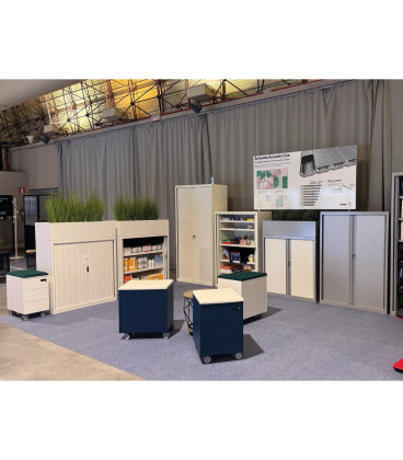 Armário metálico baixo, com portas de persiana