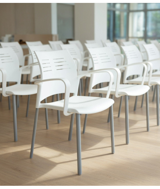 Cadeira SPACIO em polipropileno com braços. Cadeira leve e resistente.