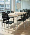 Silla de polipropileno con brazos SPACIO. Silla ligera y resistente.