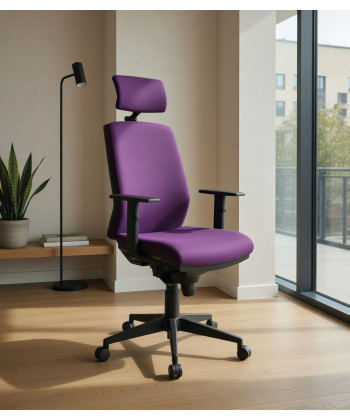 Sillón de oficina, de respaldo alto, con cabezal, tapizado en textil de calidad.