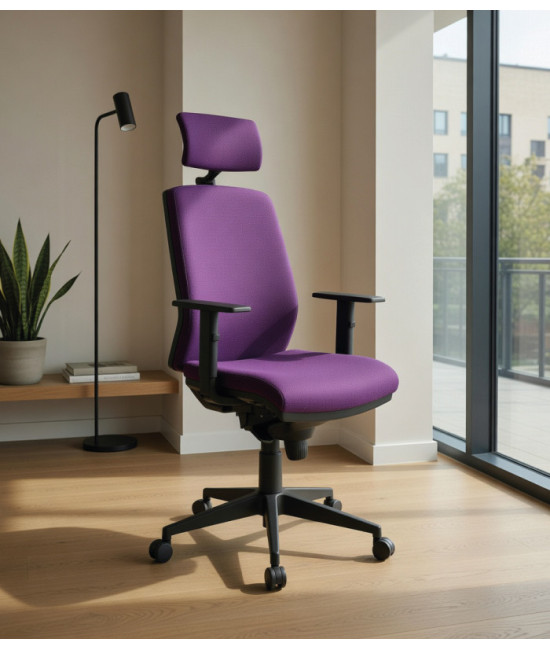 Sillón de oficina, de respaldo alto, con cabezal, tapizado en textil de calidad.