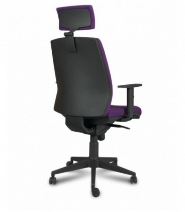 Sillón de oficina, de respaldo alto, con cabezal, tapizado en textil de calidad.