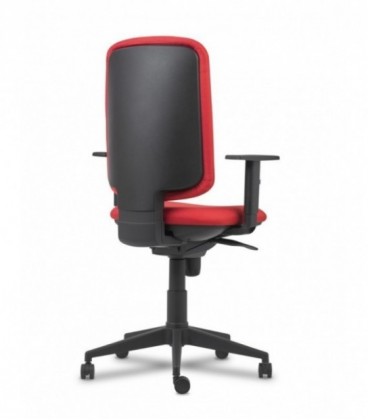 Sillón de líneas estilizadas y modernas, acolchado y tapizado en textil Basic.