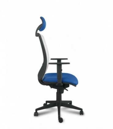 Sillón de oficina respaldo de malla y asiento tapizado en textil.